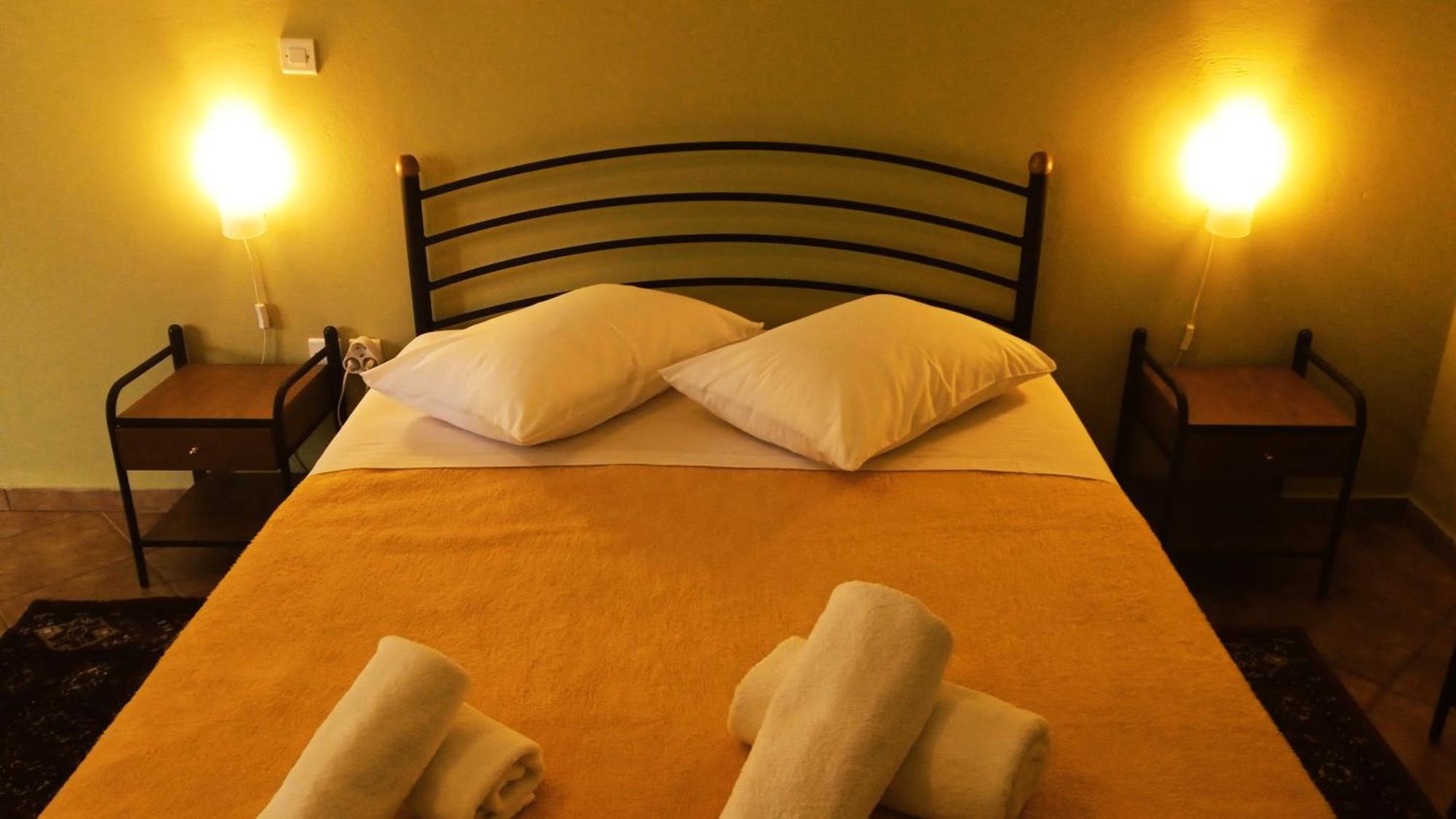 Guesthouse Eleftherios Kalavryta Buitenkant foto